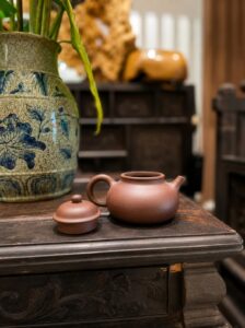 Ấm Dung Thiên Tử Nê mở nắp trên bàn trà gỗ cổ