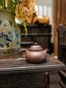 Ấm tử sa Họa Trà Viên minh họa cho bài viết khai trương không gian trà tại Hà Nội